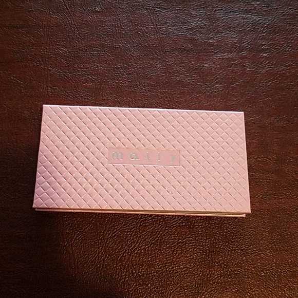 New mally cancellation concealer in tan shade - Picture 2 of 3